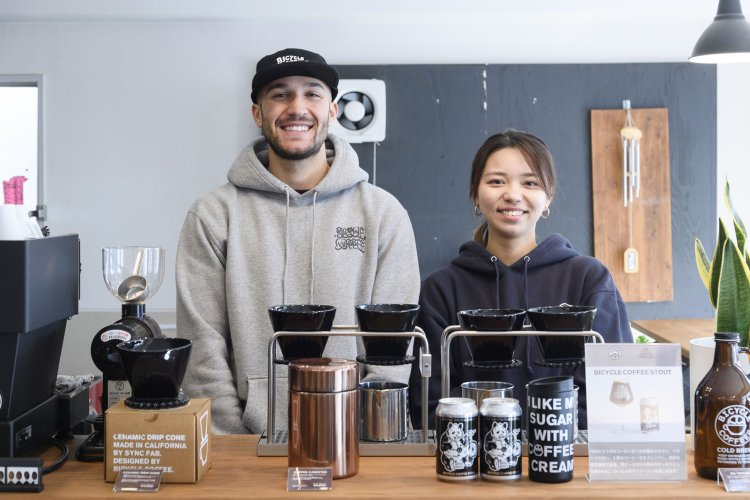 店長の糸数有沙さん（右）とダニエル・ピアソンさん。