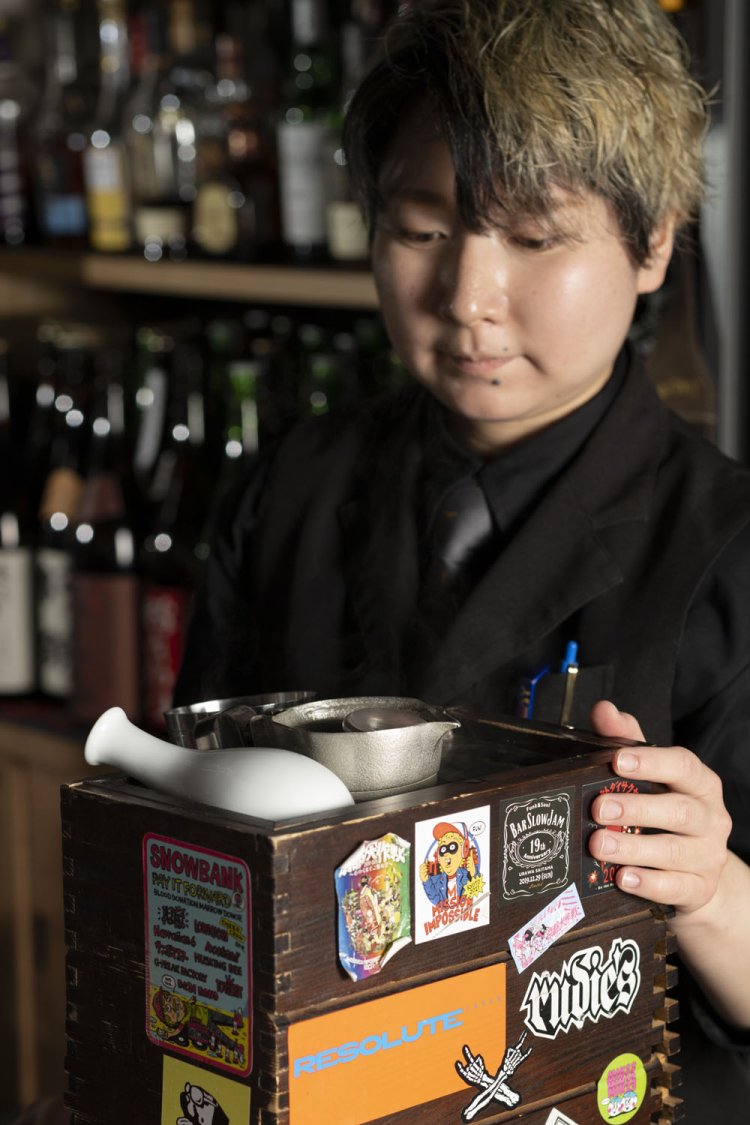 妻の麗さんはお燗番兼バーテンダー。洋酒も充実し、バー使いもOK。