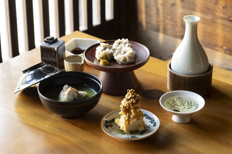 牛山ベーコンと鳴門金時のポテサラ400円、真鯛とグリンピースのすりながし椀1800円など創意工夫が光る（すべて1人用）。