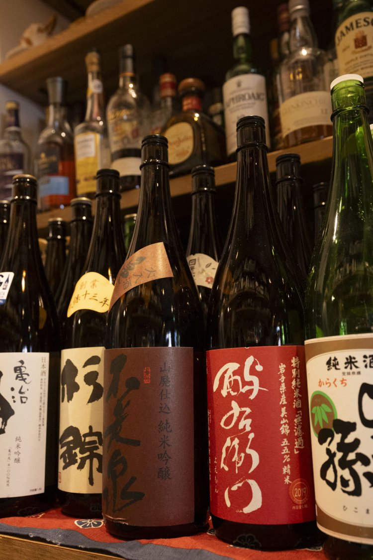 燗酒は「一杯目」「ほろよい」「後半戦」といった分類で幅広いタイプが揃う。