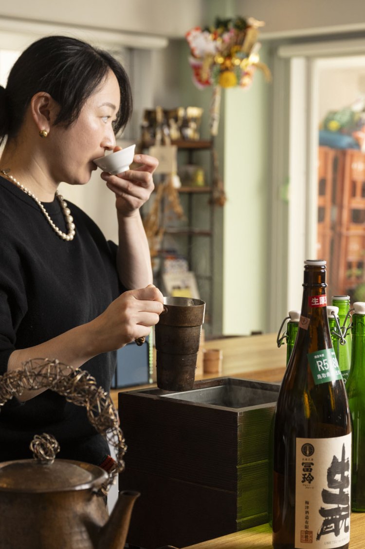 扱うお酒は「自然な原料で丁寧に造っていて、体に沁みるものが好きですね」と、春香さん。