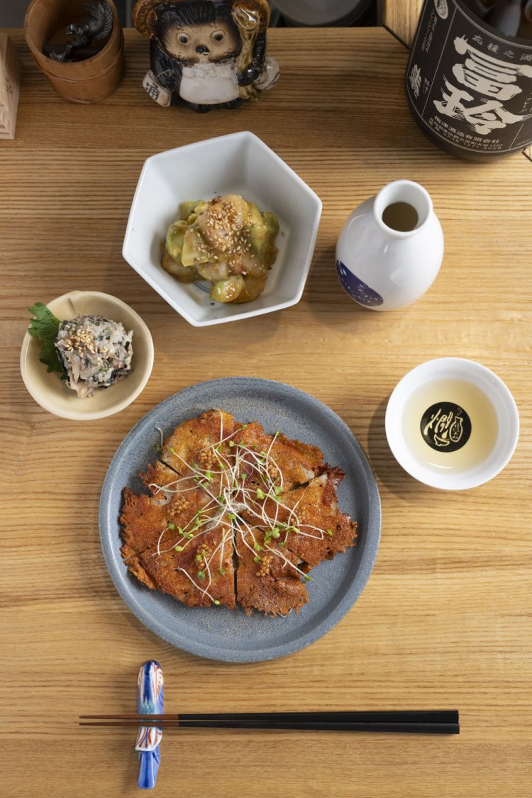 ベーコンとレンコンのチーズ焼き850円は、燻製ベーコンの主張とカリカリ食感が美味。身の部分を塩昆布で和えた鮒寿司のたたき700円、海老とアボカドのぬた600円。