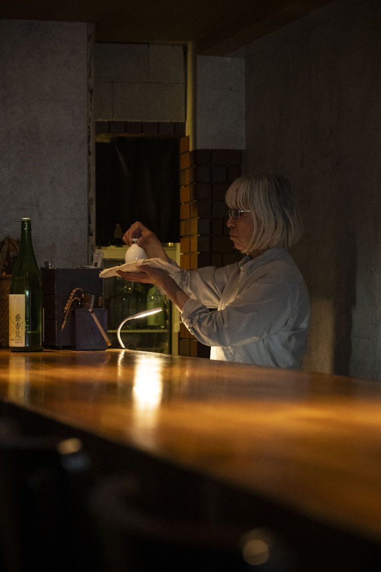 カウンター席がメインで一丸さんが一人で切り盛り。