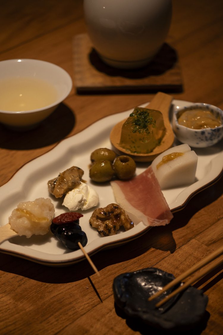 押しつけ酒肴1450円にはイカの塩辛やからすみも。