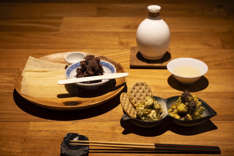 燻製あんこ517円は、中国クレープで巻いて食べる。おから・甘栗・カシューナッツのアチャールと大豆のフムスの発酵高菜入りおから2種のせ627円。おからやフムスを日本酒に合わせる発想に脱帽！