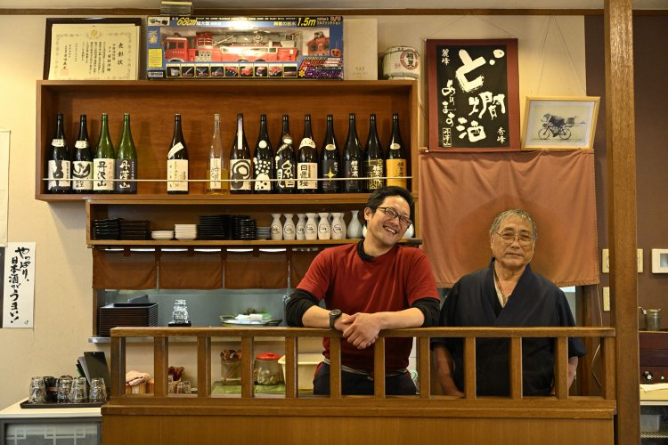 初代の奎輔さんも厨房に立ち、そばメニューも現役だ。