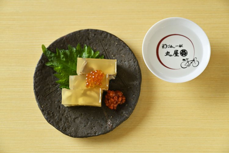 この日のお通し550円はフグの煮凝り、お通し燗は能登への思いを込めて「黒帯」。