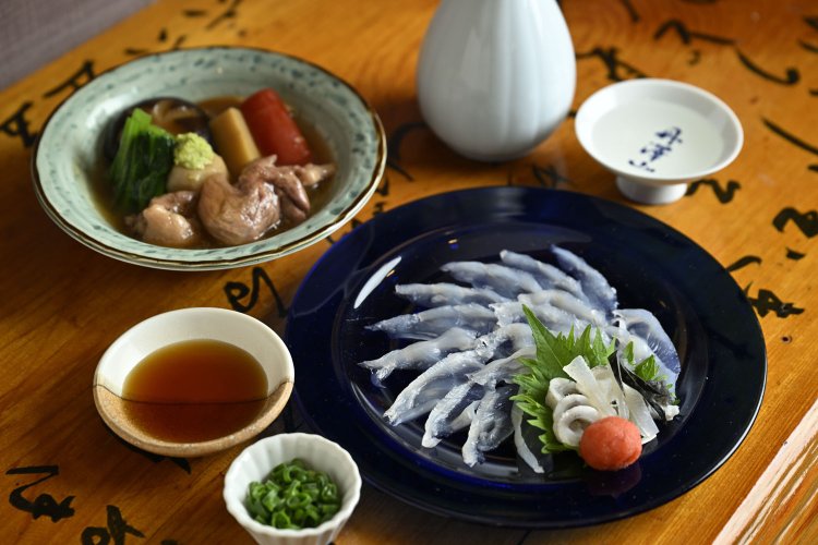 自転車で豊洲へ通い仕入れる鮮魚、春は天然トラフグ薄造り1500円が推し。鴨の治部煮900円。