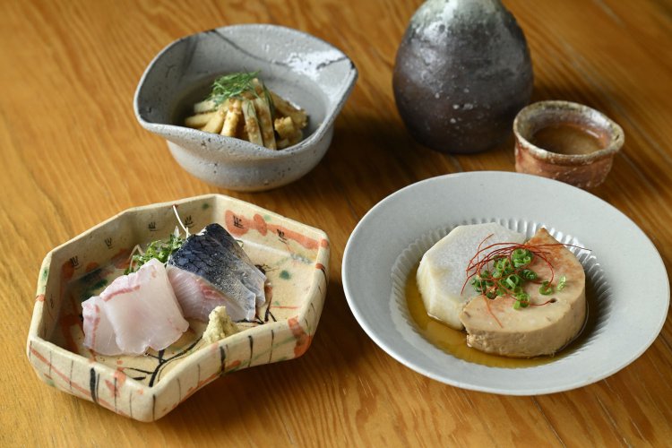 「本日のお決まり」3800円より、あん肝とえび芋の炊き合わせ、イシダイとニシンの酢〆、うどと紅玉の胡麻和え。