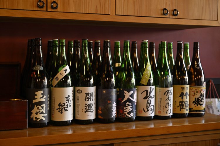 前菜・お椀・お造り・酒肴（全6品）が1品ずつ供され、料理ごとに1人なら半合700円～ずつ味わえる。