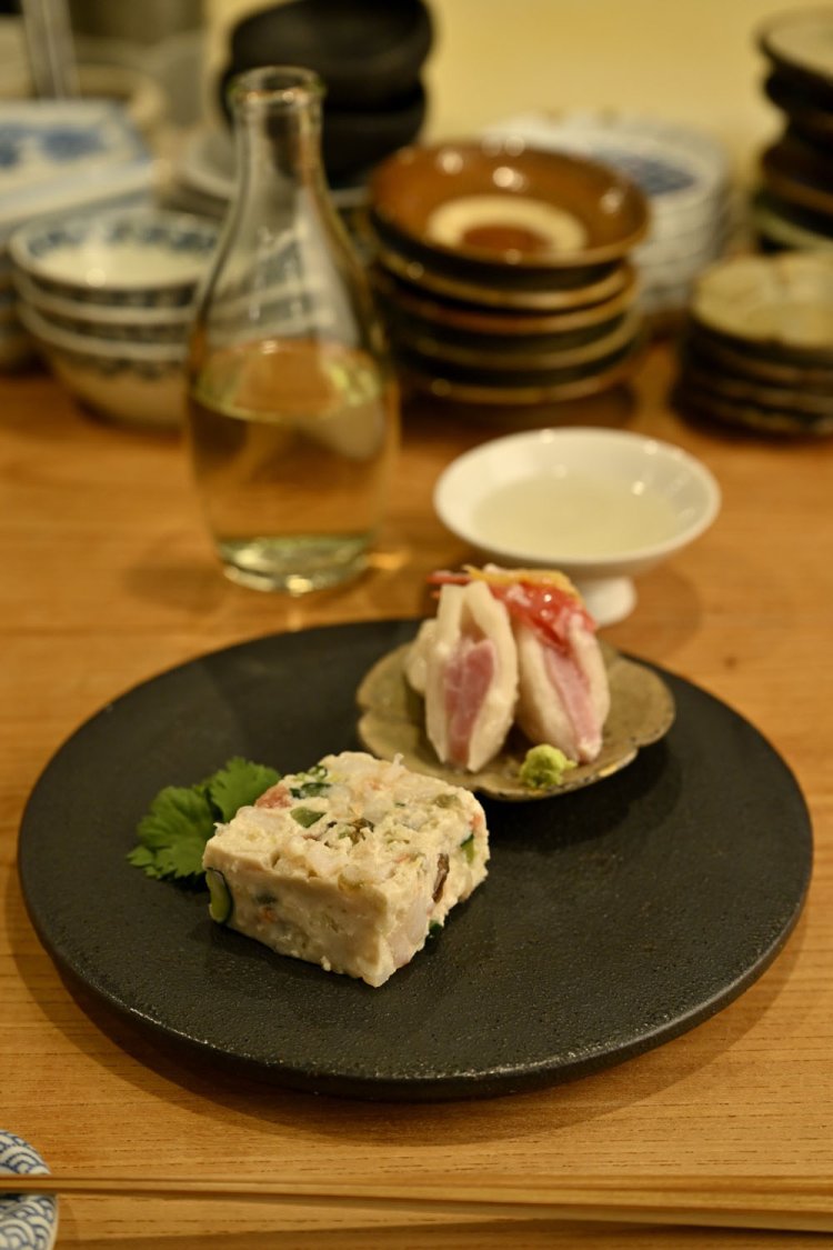 種類豊富な料理を、少しずつ頼めるスタイル。えびとピータンの香味豆腐680円、かぶら寿司520円。