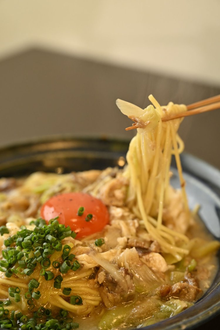 さまざまな料理で使用する魚のアラ出汁を使った焼ラーメン1680円 は、締めに人気。ネギは神亀酒造も使用する山田錦の栽培農家・鳥取の田中農場から仕入れるなど、食材選びも本気。