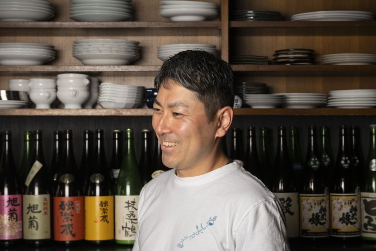 料理もお酒も担う、店主の篠原立樹さん。「日本酒を頼まれるお客さまの9割9分が燗です」。