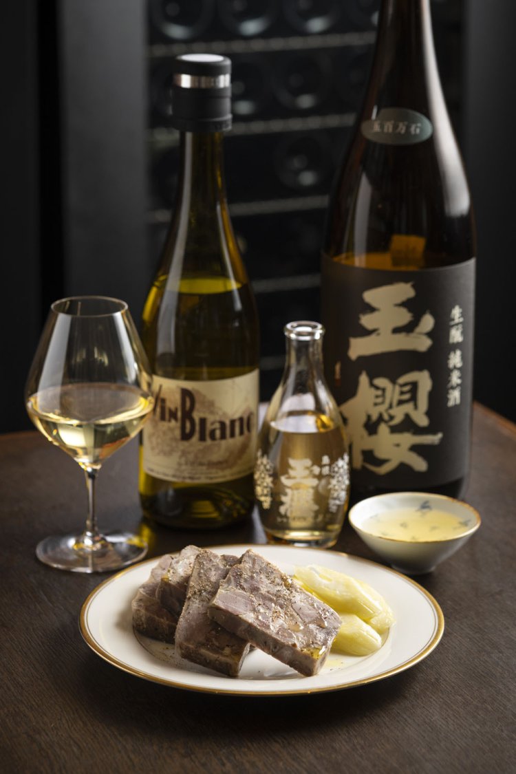 豚と砂肝のプレッセ1700円には、「玉櫻」生酛純米酒1200円とみずみずしさが同居する白1100円を。