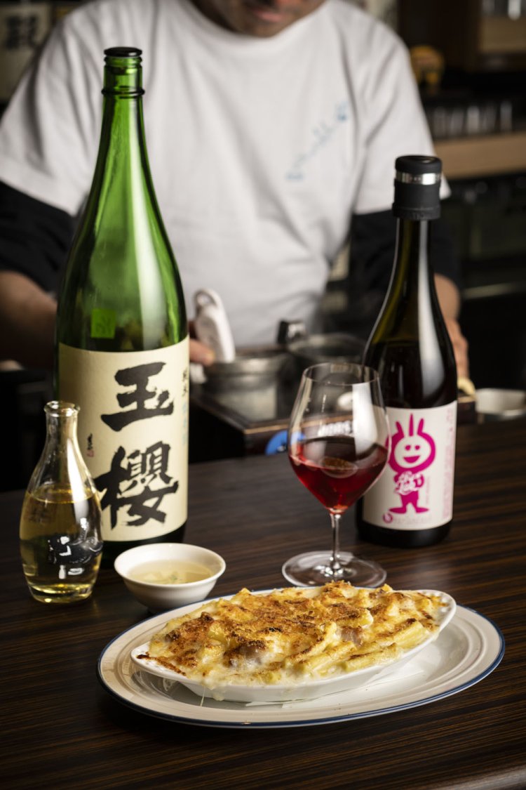 マカロニグラタン（M）1900円には、「玉櫻」 純米 佐香錦1合1100円も、素直な果実味のロゼ1200円も合うのだ。