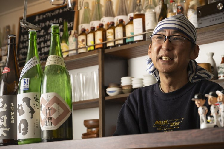 「ワインも日本酒も、人」と語る店主の安西さん。「竹鶴」は熟成酒も充実。