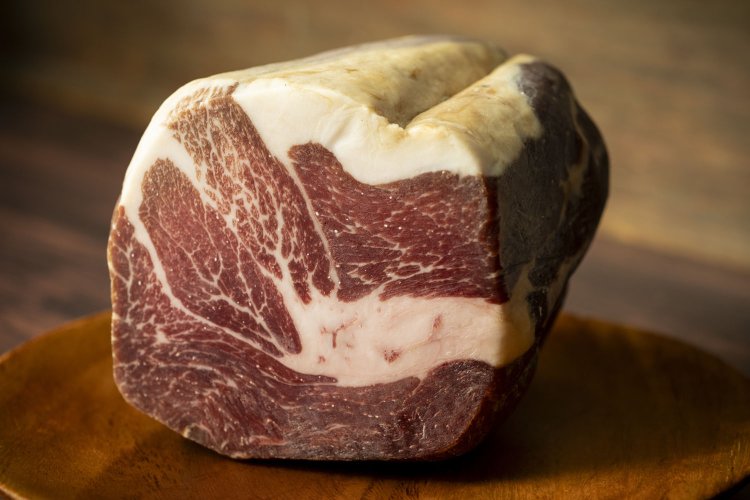 プロシュット、コッパ、パンチェッタ、グアンチャーレ、サラミと5種類のハムを用意。ワインも燗酒も合う！