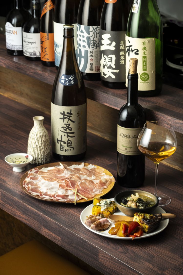 本日の箸休め5種1500円、ハム盛り（小）1800円。島根の「扶桑鶴」純米吟醸1合1000円、イタリアの「La Castellada」1550円。