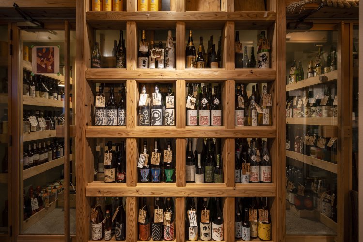 2020年に移転。日本酒とワインのセラールーム（写真）を完備する。店内奥には試飲スペースもある。