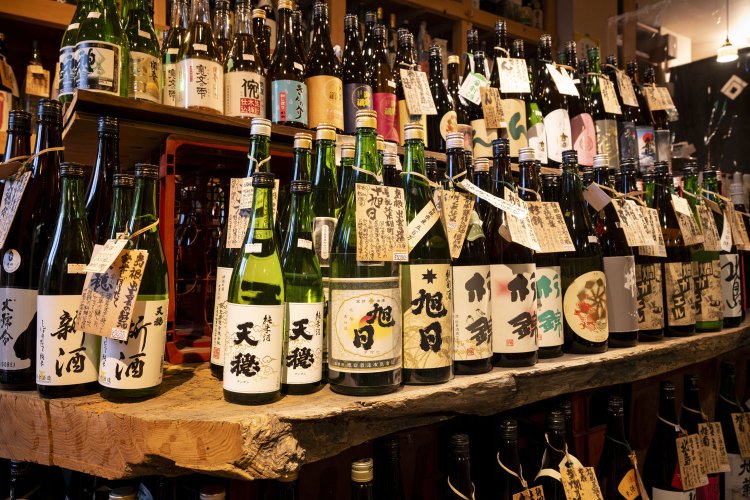 山陰の日本酒の取り扱いが多く、都内では貴重な存在。応援する蔵元が造る冷酒や本格焼酎、発酵食品なども揃える。