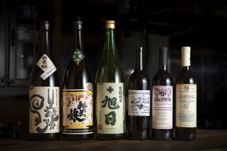 出汁のような旨味が通じる「日置桜」「辨天娘」「十旭日」と、哲也さん厳選の東欧・ジョージア産ワイン。