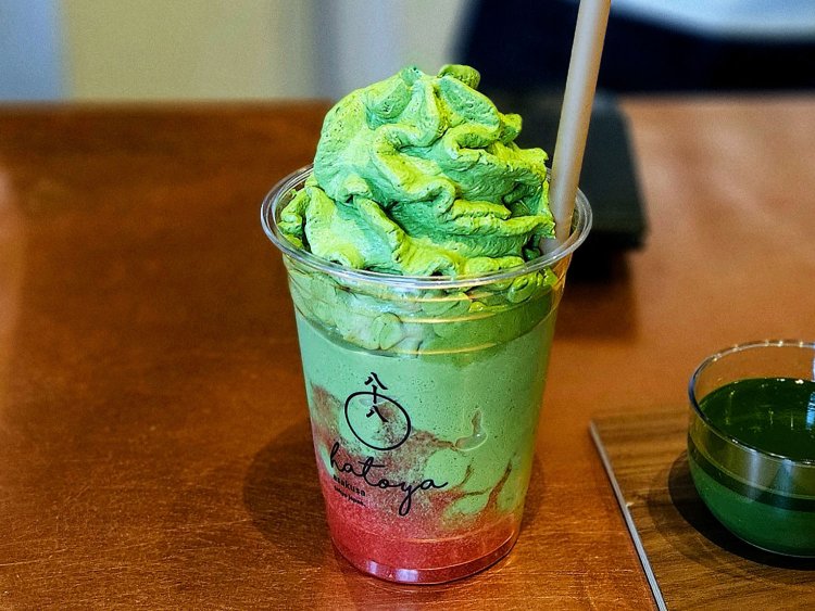 八十八シェイク900円、追加トッピング 泡抹茶＋350円、季節の果物＋250円。