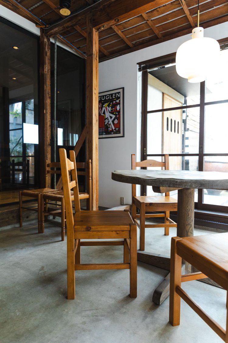 入り口には物販や待合利用に対応した土間スペースも。