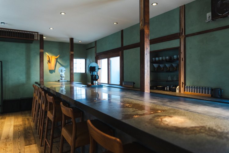 カウンター席の利用は予約優先。2種のコーヒーコースは60分2790円。テイクアウトも可。