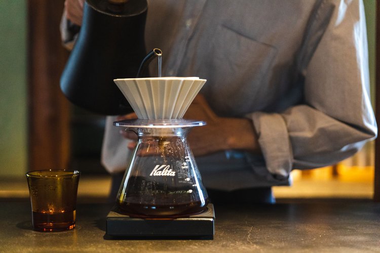 ハンドドリップ1400円。シフターと呼ばれる専用器具で粒度を揃え、より贅沢にクリアな風味を楽しめる。