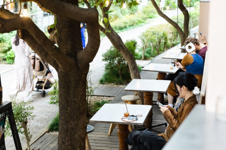 テイクアウトやテラス席は店頭のカウンターで注文。ハンドドリップやエスプレッソドリンクに対応し、日替わり3種の豆から選べる。