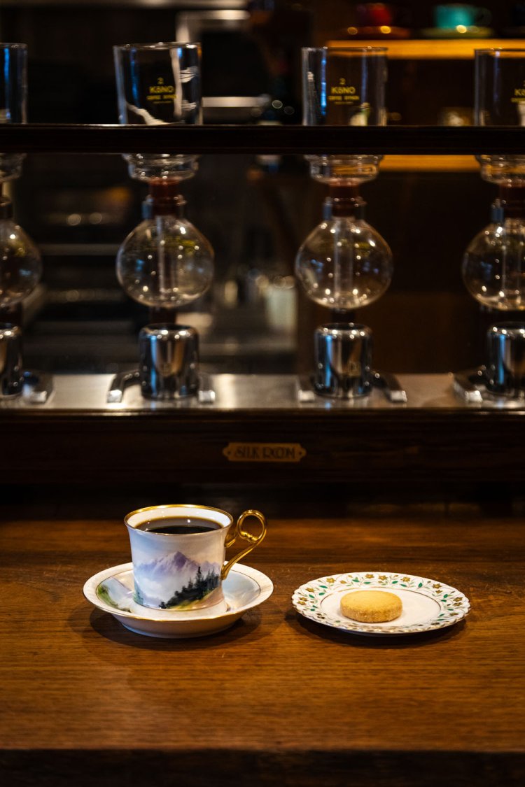 内装集団M&Mが手掛けた喫茶空間。山岳風景のナカヤマのカップは「お名前を連想して」と粋な計らい。
