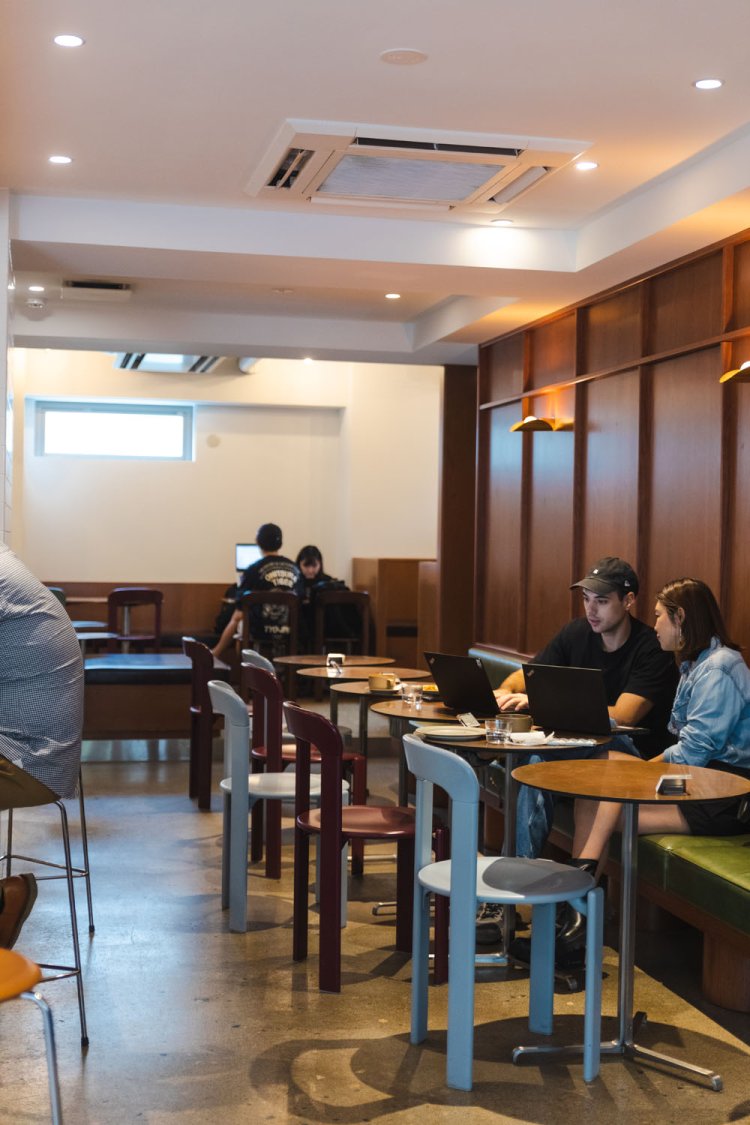 ドッグフレンドリーな、ゆったりとレイアウトされた店内。奥には小上がり席もあり子連れにも最適。晴れた日にはテラス席もおすすめ。向かいには小さな公園がある。