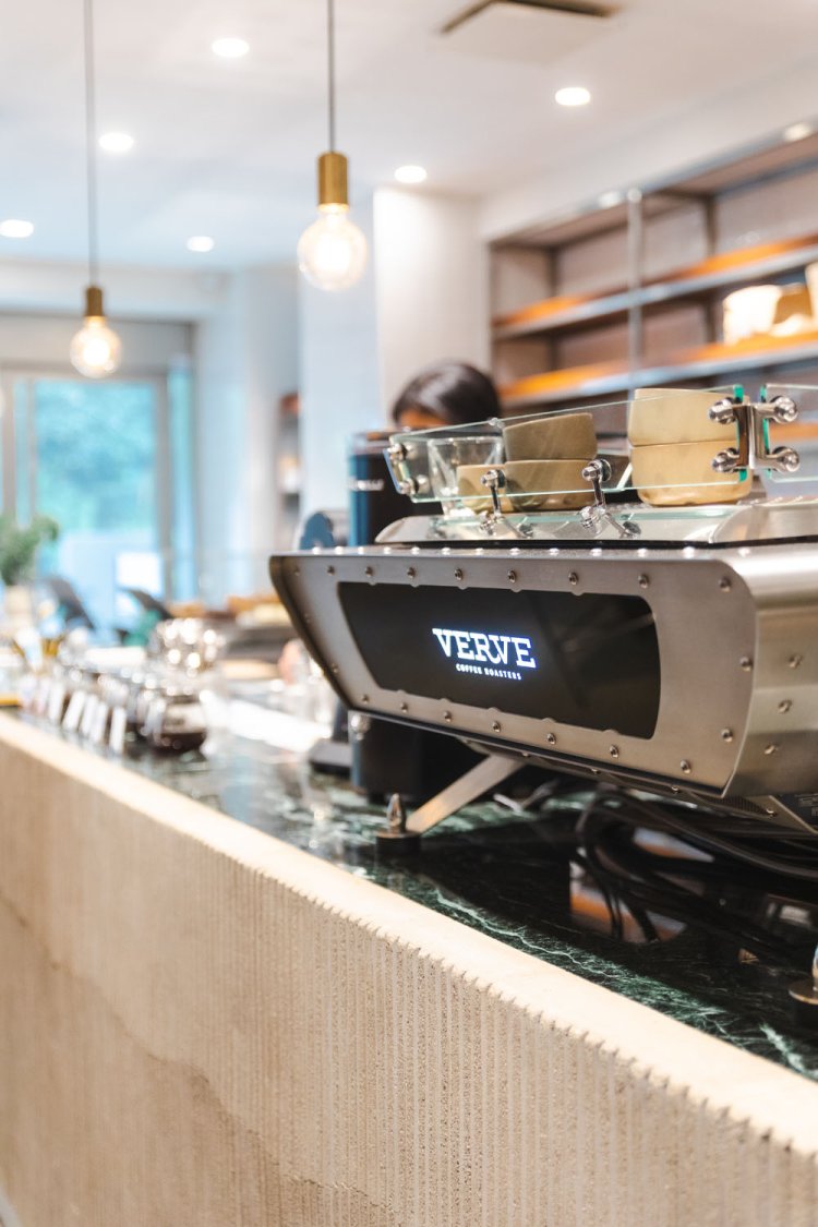 VERVEのロゴが光るオランダのエスプレッソマシン・ Kees van der Westen Spirit。