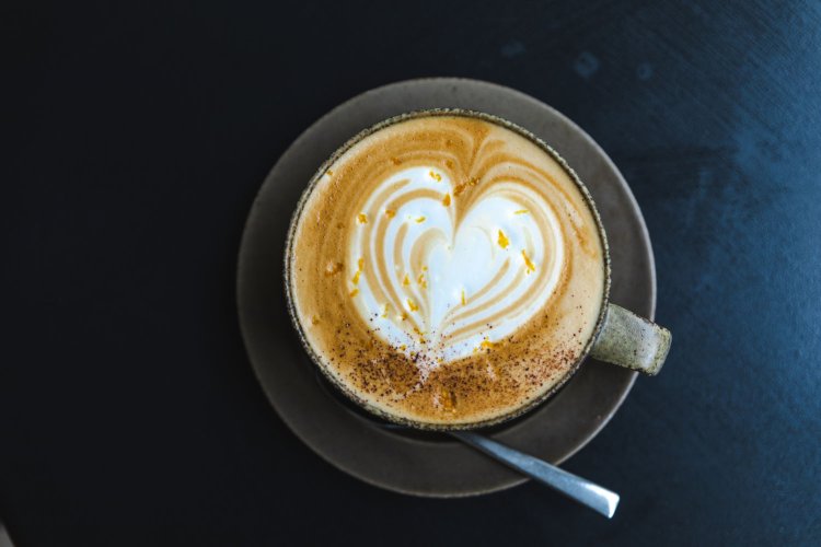 日本限定のラテバレンシア800円。オレンジピールの香りが爽やか。