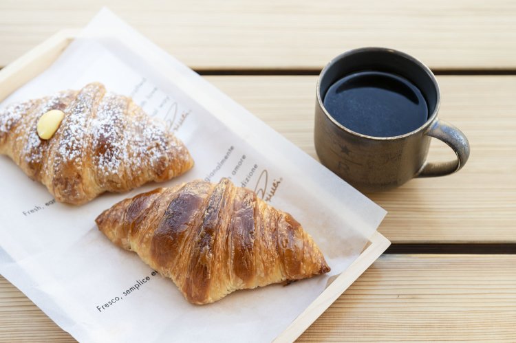 限定ブレンドのショート1040円。「プリンチ(R)」名物コルネッティはプレーン350円、クレマ420円。