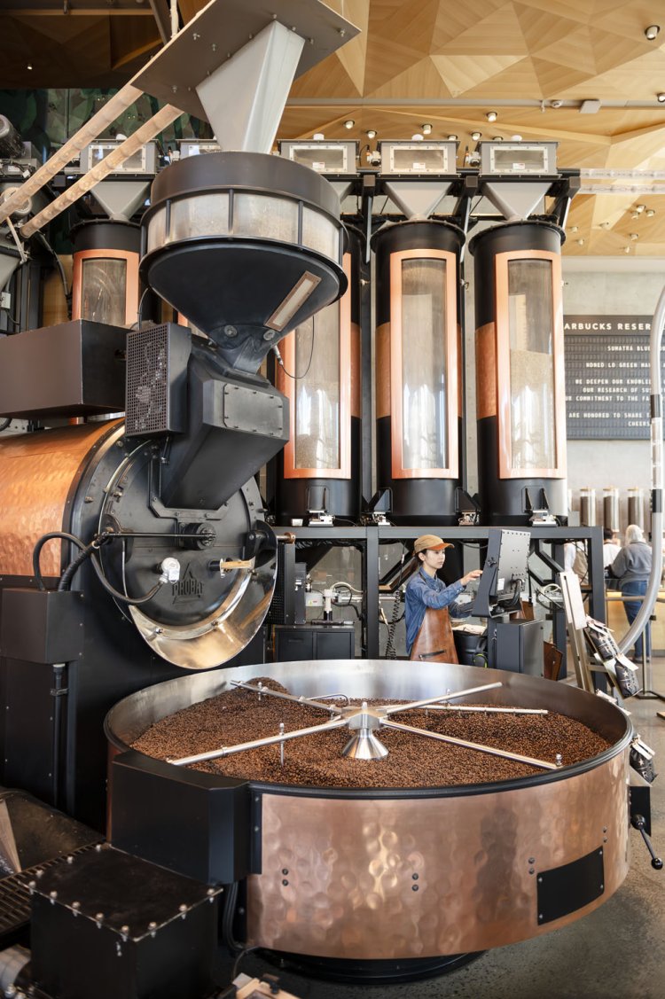 特注の500㎏の焙煎機が毎朝稼働。