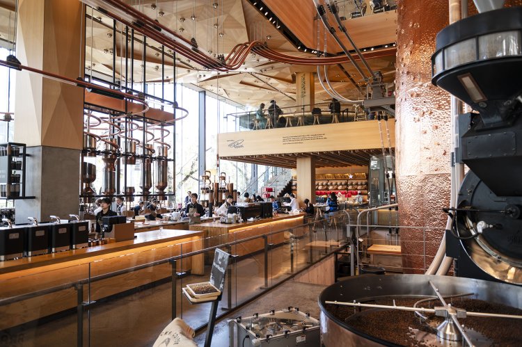 パイプを張り巡らせた巨大ファクトリー風情に萌える。