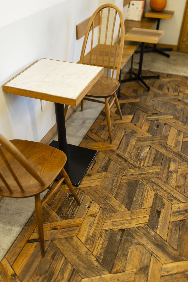 店内に温かみとモダンさを添える床は築100年を超える酒蔵の廃材を利用したもの。