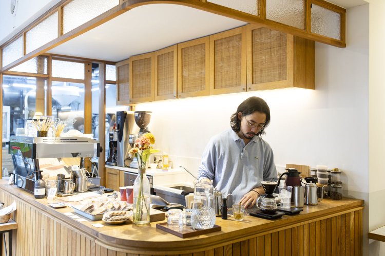 店内は木材を随所に取り入れ、柔らかい雰囲気で居心地がいい。