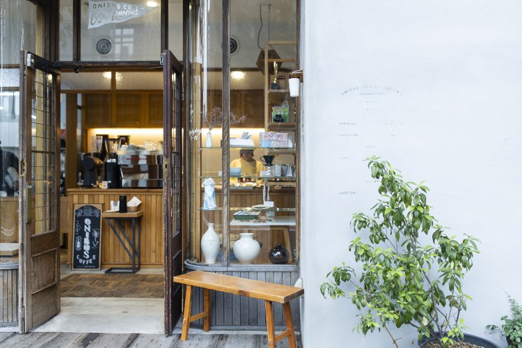 入り口のドアはアンティークもの。独特の風合いでお客を迎える。