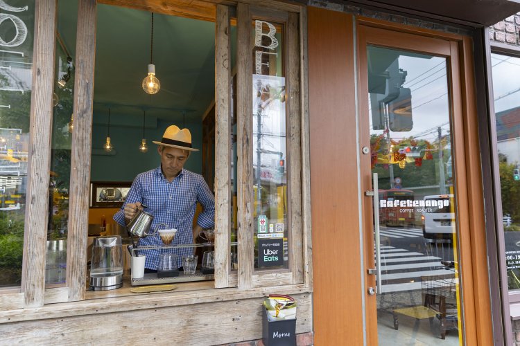 抽出は通りに面したカウンターで。カフェが街の風景になじんでいるのもまたうれしい。