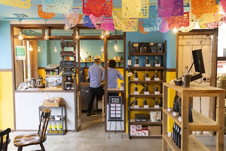 中南米豆専門店らしいカラフルさ。取材時はメキシコの死者の祭りの装飾が。