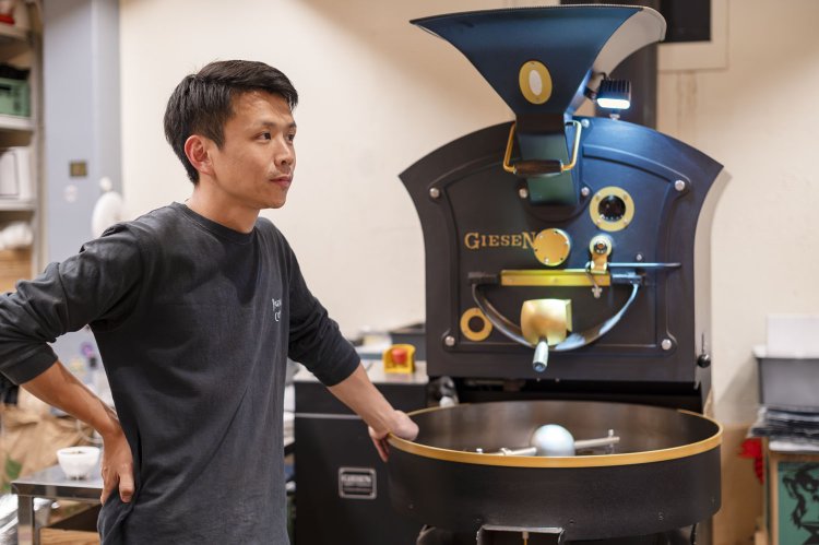 コーヒー果実が持つフルーティーな甘みを引き出すことを念頭に置いた結果、浅煎りになっていった、と佐々木さん。