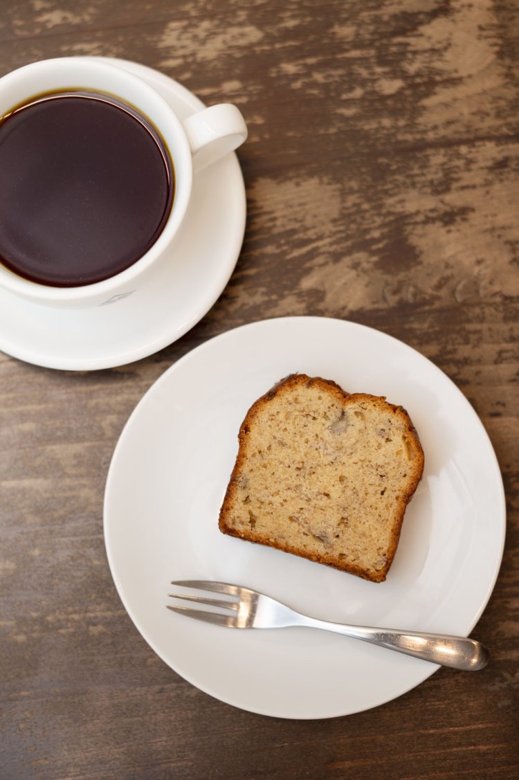 ディディモ・グズマンのエアロプレス830円。ハンドドリップも選べる。しっとりした舌触りのバナナブレッド450円。