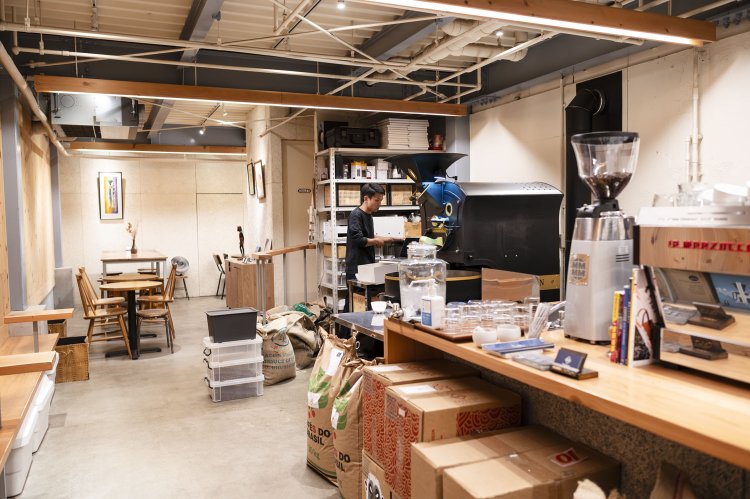 カウンター奥の焙煎機は強いパワーで甘みを引き出す。