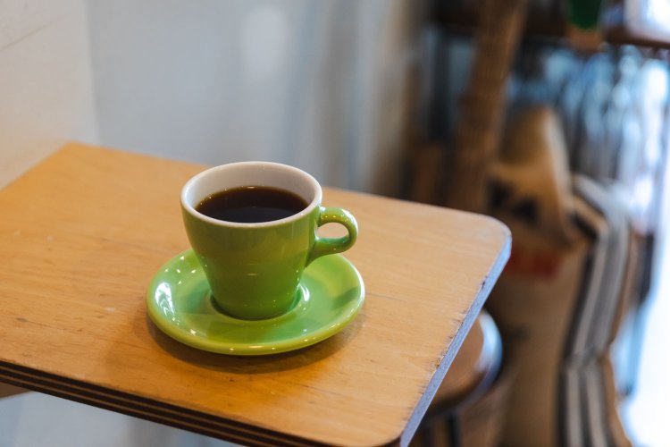 「1～2名での利用が多い」と近藤さん。店内の客席は8つ。コーヒーはなめらかな曲線が美しいORIGAMIのカップで提供される。