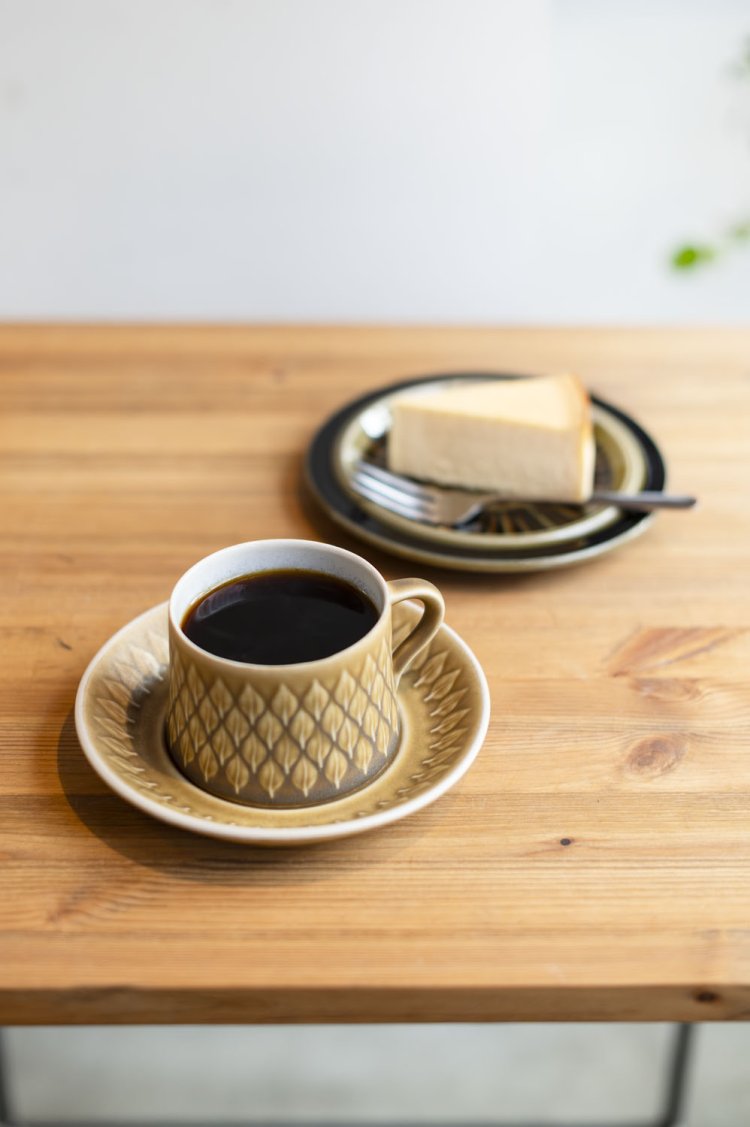 北欧の器で供されるホットコーヒー680円と自家製チーズケーキ600円。
