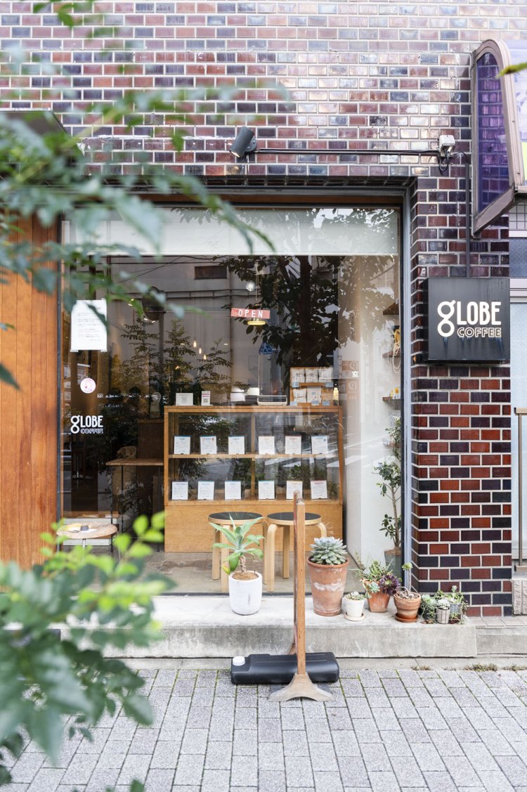 路地に挟まれた古いマンションの1階。控えめに看板が出ている。