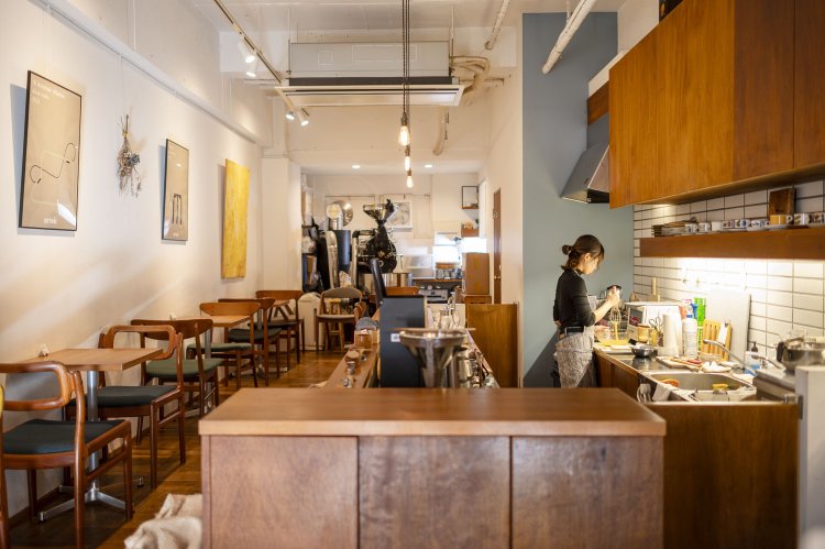 焙煎機に向かって奥に深く、北欧の家具を置く。