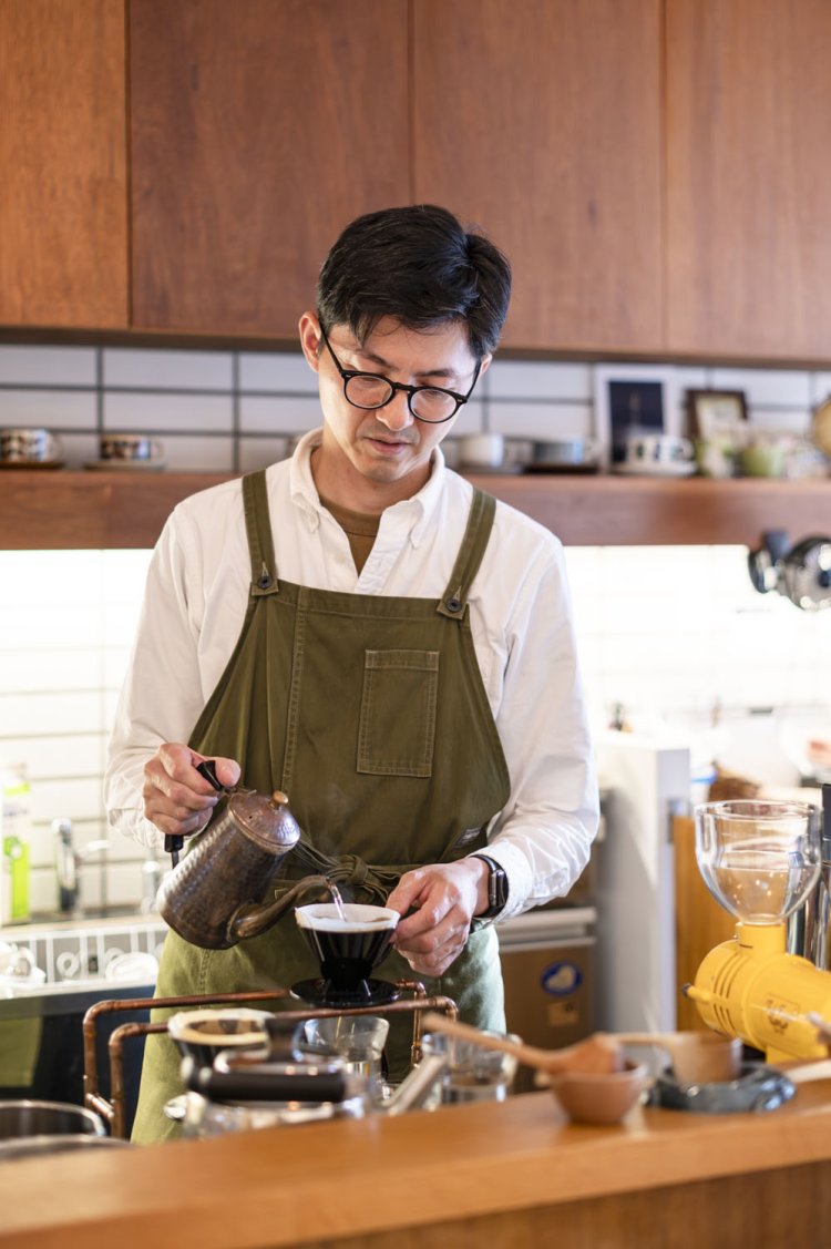 増本さんは西永福の『ヤルクコーヒー』で腕を磨いた。ハンドドリップするたびに香りが立つ。